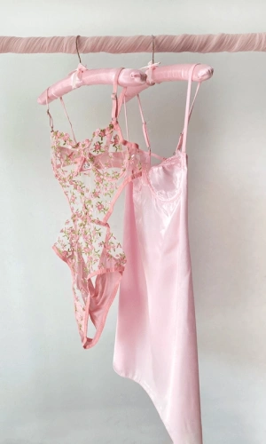 Göğüs Dantel Detaylı Saten Gecelik & Çiçek Detaylı Bodysuit Kombin