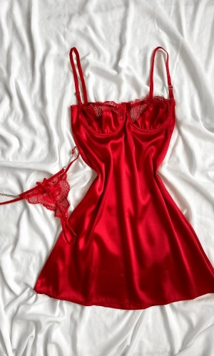 Kırmızı Göğüs Dantel Detaylı Saten Gecelik & Zincir Detayli String Kombin