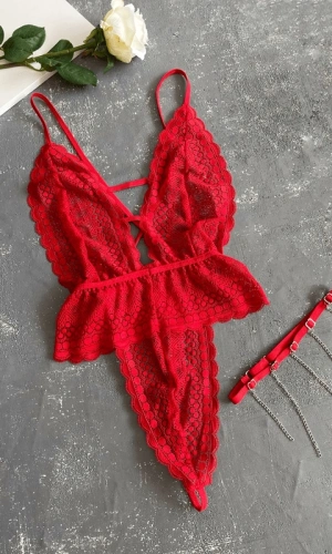 Göğüs Dekolteli Bodysuit & Kırmızı Zincir Detaylı Bacak Aksesuarı Kombin