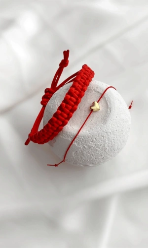 Kalp Detaylı Kırmızı Şans Bileklik Kombin