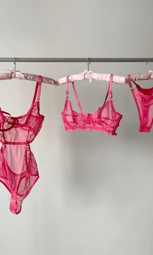 Kalp İşlemeli Dantel Detaylı Bodysuit & Neon Pembe Dantel Sütyen Takım Kombin