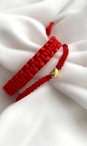 Kırmızı Kalp Detaylı Aşk Bilekliği Kombin