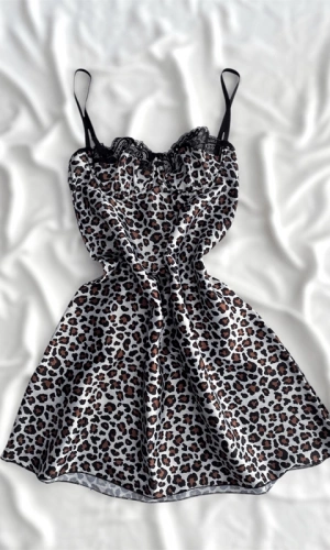 Leopar Göğüs Dantel Detaylı Yumuşak Saten Gecelik