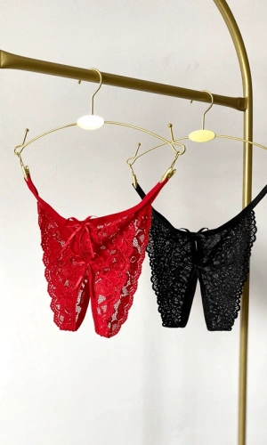 Özel Bölgesi Açık Bikini Kombin