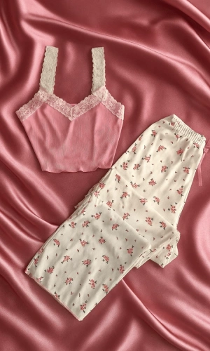 Pembe Çiçekli Askılı Pijama Takımı