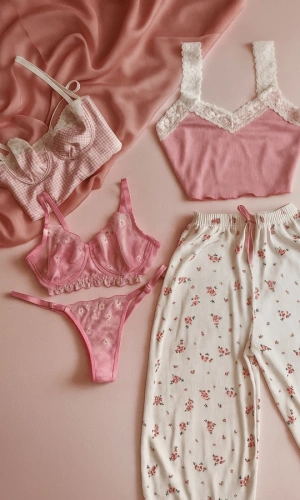 Pembe Çiçekli Askılı Pijama Takımı&Çiçek İşlemeli Sütyen Takım&Pembe Pötikareli Göğüs Dantel Detaylı Saten Gecelik Kombin