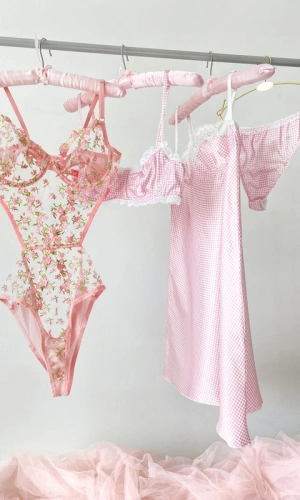 Pembe Pötikareli Göğüs Dantel Detaylı Saten Gecelik & Sütyen Takım & Küçük Çiçek İşlemeli Bodysuit