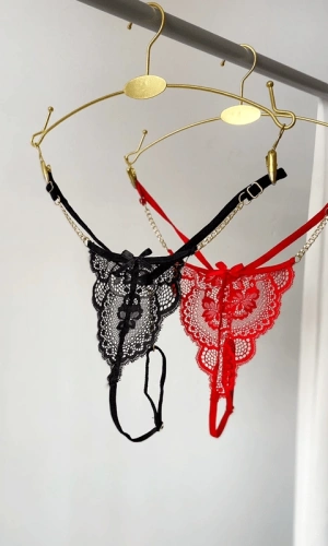 Siyah & Kırmızı Dantel ve Zincir Detayli String Kombin