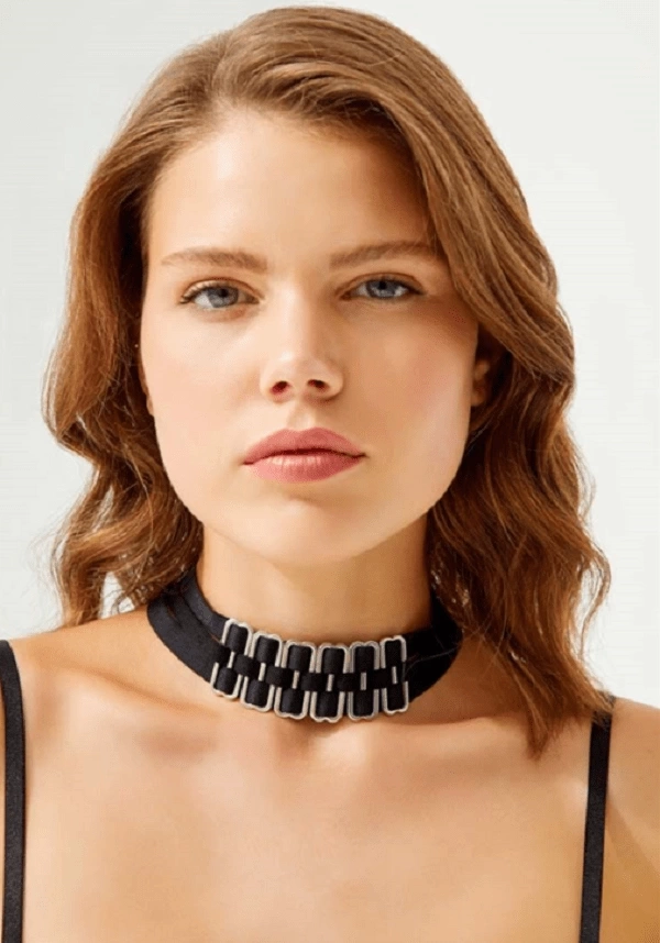 Black Ring Detailed Neck Accessory