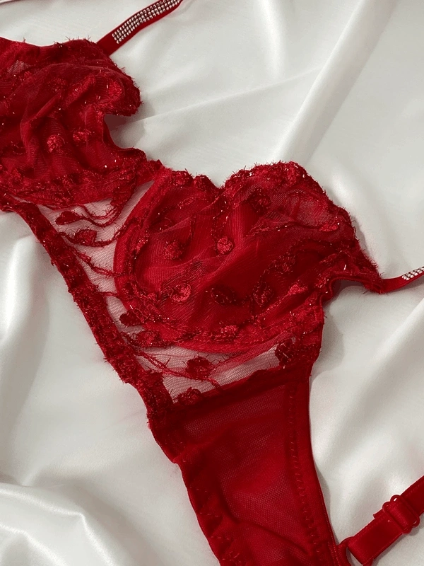 Kırmızı Kalp Detaylı Balenli Sütyen Takım