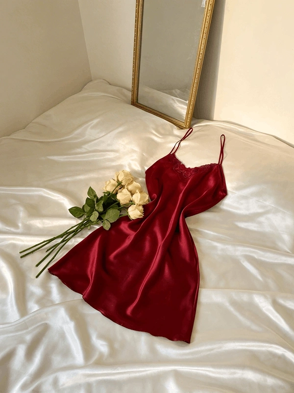 Bordo Dantel Detaylı Yumuşak Saten Gecelik