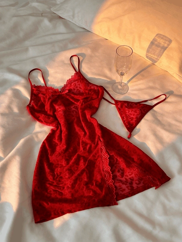 Kırmızı Flok Baskılı Yırtmaçlı Gecelik