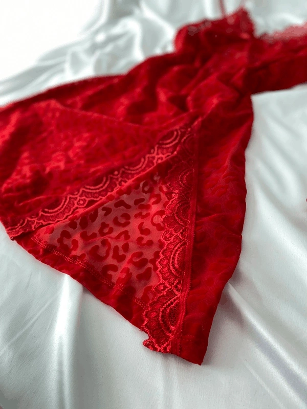 Kırmızı Flok Baskılı Yırtmaçlı Gecelik