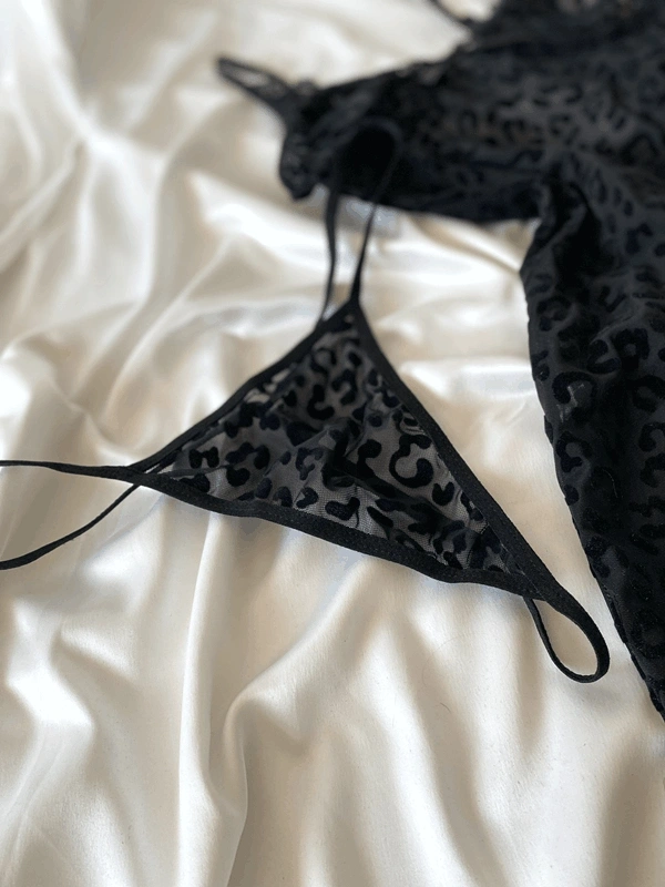 Siyah Flok Baskılı Yırtmaçlı Gecelik