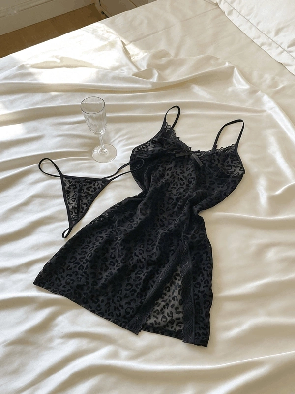 Siyah Flok Baskılı Yırtmaçlı Gecelik