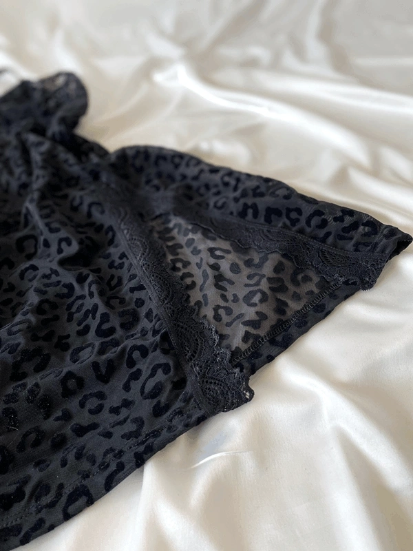 Siyah Flok Baskılı Yırtmaçlı Gecelik