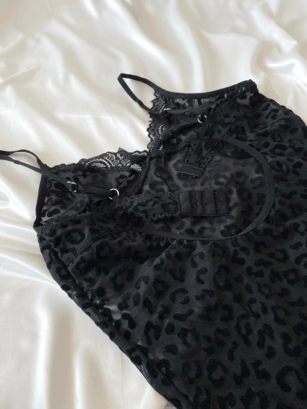 Siyah Flok Baskılı Yırtmaçlı Gecelik