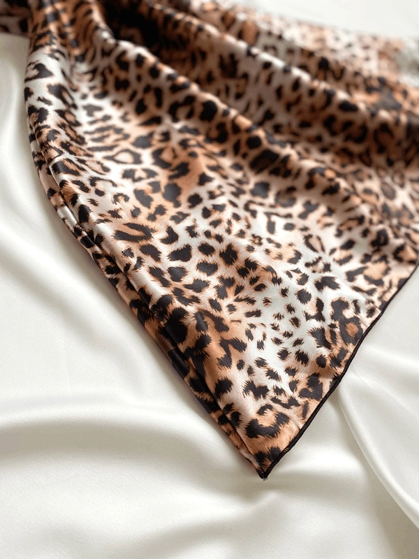 Kahverengi Leopar Göğüs Dantel Detaylı Yumuşak Saten Gecelik