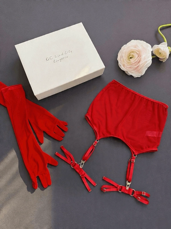 Kırmızı Kalp ve Demir Aksesuarlı Eldivenli Jartiyer Takım