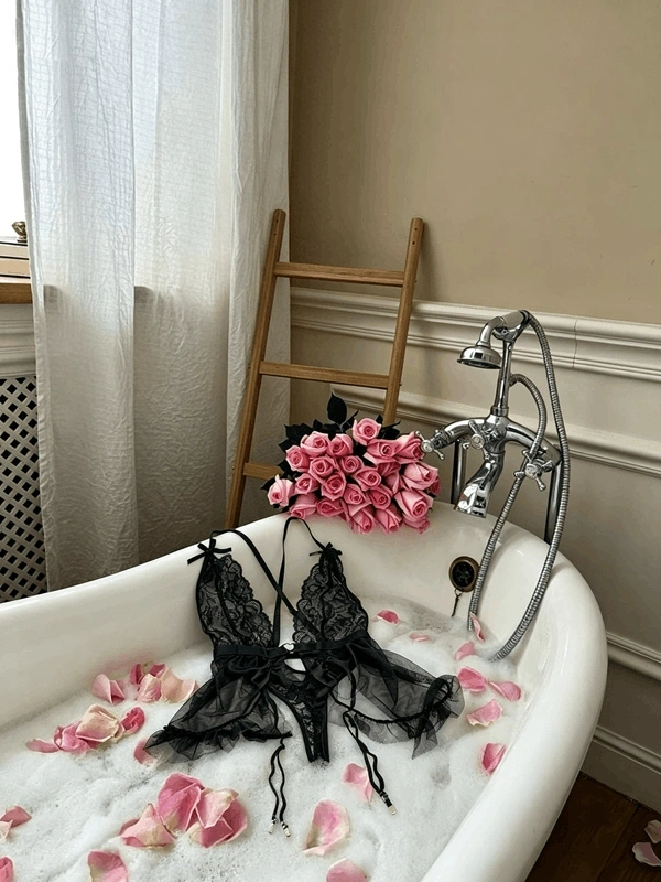 Siyah Göğüs Dekolteli Tül ve Jartiyer Kopça Detaylı Bodysuit