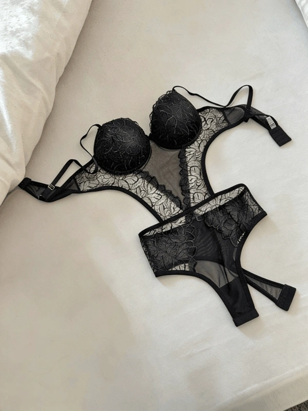Siyah Destekli Dantel Detaylı Bodysuit