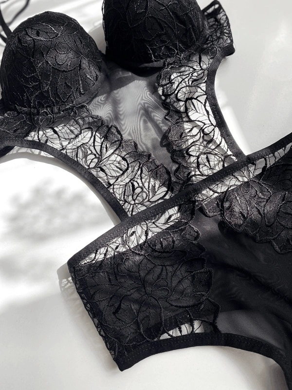 Siyah Destekli Dantel Detaylı Bodysuit