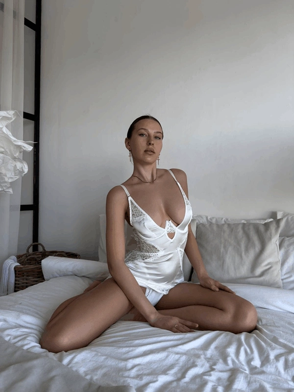 Beyaz Dantel ve Yırtmaç Detaylı Balenli Saten Private Babydoll