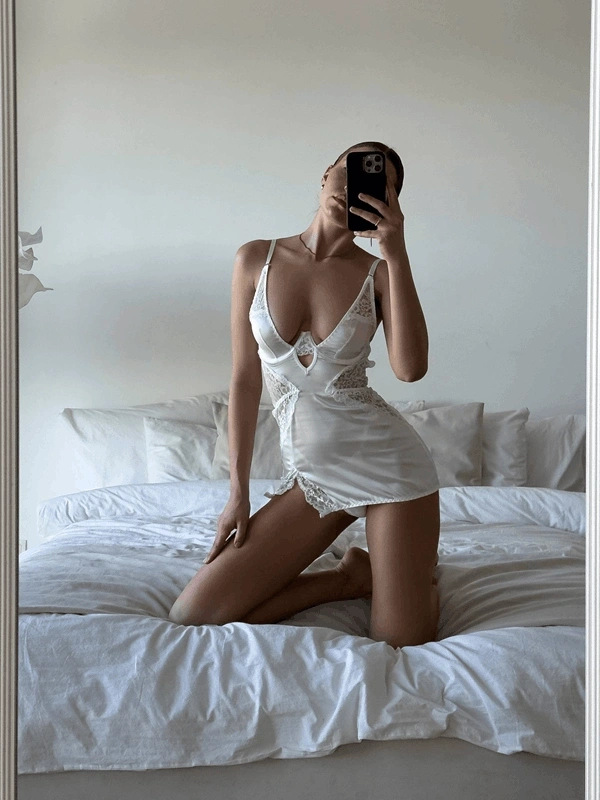 Beyaz Dantel ve Yırtmaç Detaylı Balenli Saten Private Babydoll