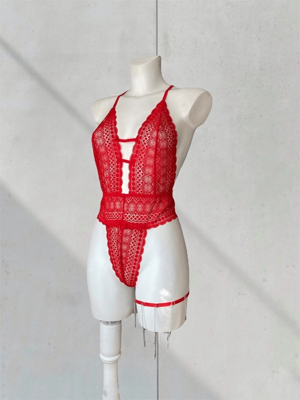 Göğüs Dekolteli Bodysuit & Kırmızı Zincir Detaylı Bacak Aksesuarı Kombin