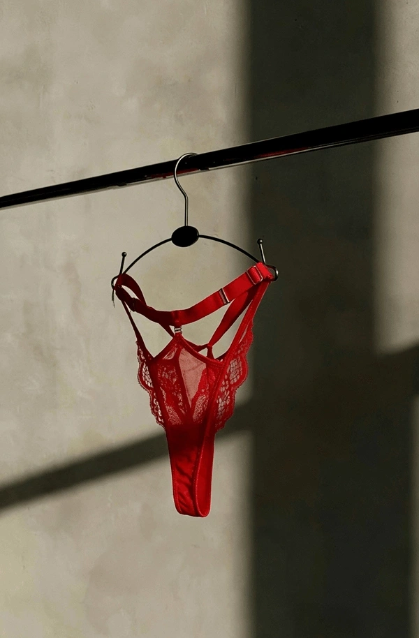 Kırmızı Bant ve Dantel Detaylı Tanga