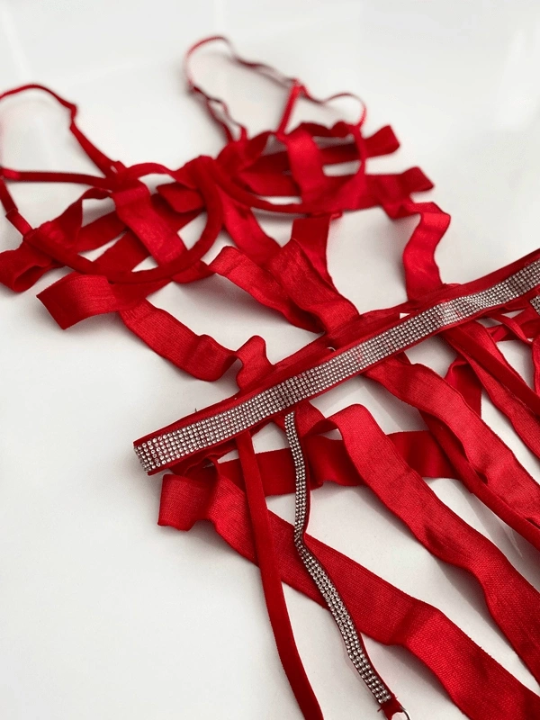 Kırmızı Harness Bodysuit & Taş Baskılı Bacak Bantlı Jartiyer Kemer Kombin