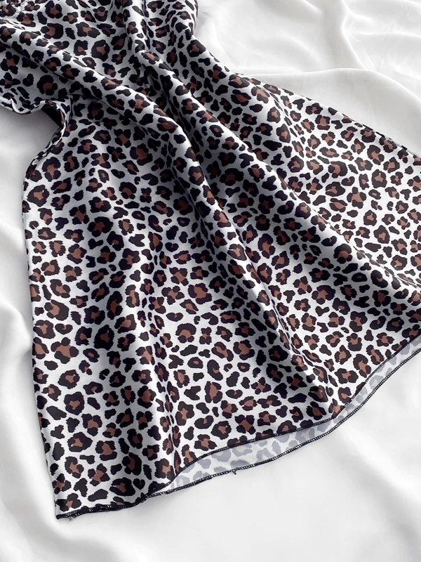 Leopar Göğüs Dantel Detaylı Yumuşak Saten Gecelik
