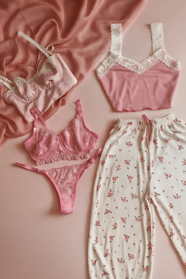 Pembe Çiçekli Askılı Pijama Takımı&Çiçek İşlemeli Sütyen Takım&Pembe Pötikareli Göğüs Dantel Detaylı Saten Gecelik Kombin