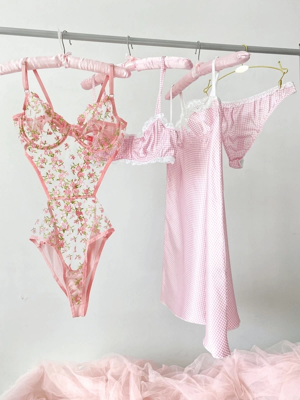 Pembe Pötikareli Göğüs Dantel Detaylı Saten Gecelik & Sütyen Takım & Küçük Çiçek İşlemeli Bodysuit