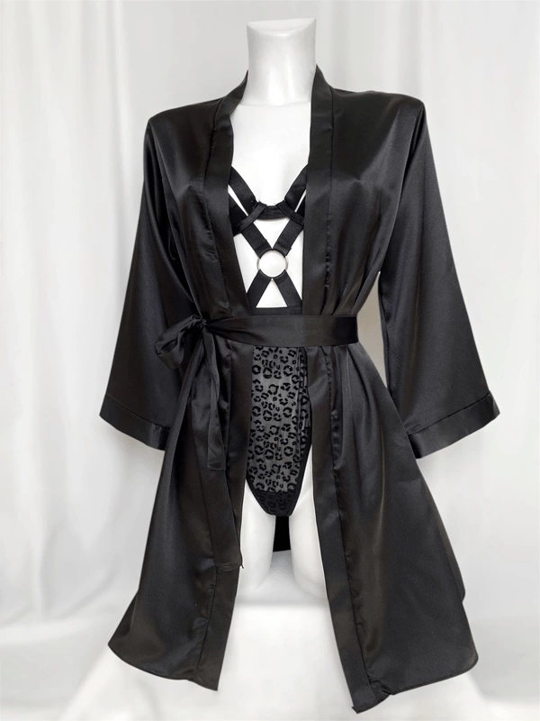 Siyah Kuşaklı Saten Sabahlık & Kristal Bodysuit Kombin