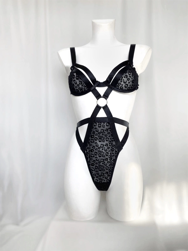 Siyah Kuşaklı Saten Sabahlık & Kristal Bodysuit Kombin