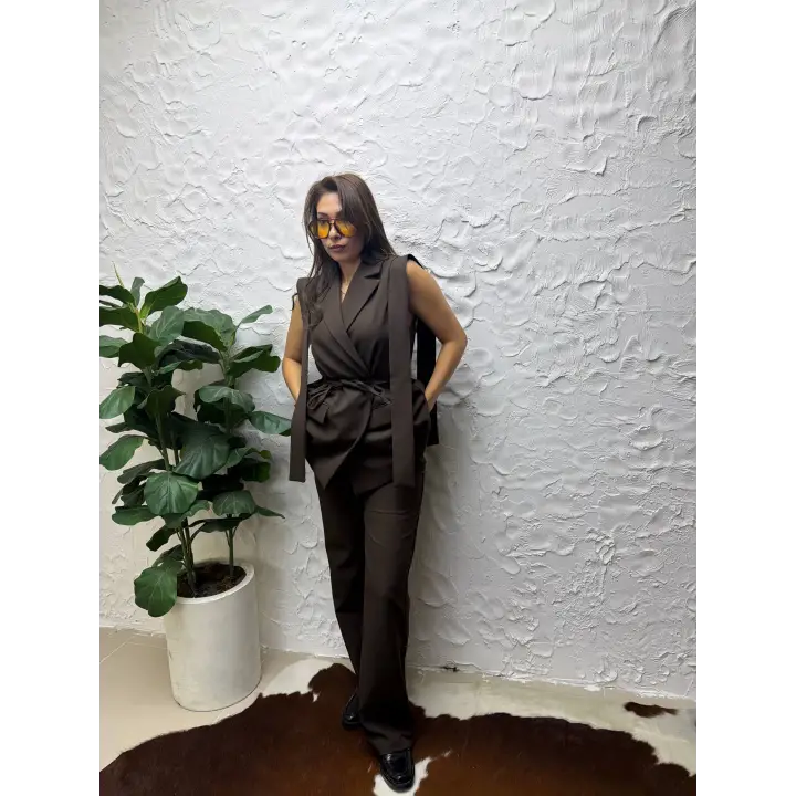 Pelerin Detaylı Kuşaklı Blazer Yelek ve Yüksek Bel Pantolon Takım