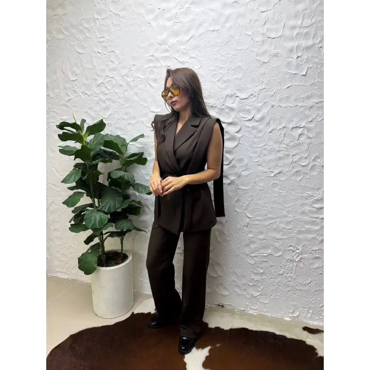 Pelerin Detaylı Kuşaklı Blazer Yelek ve Yüksek Bel Pantolon Takım