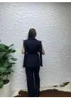 Pelerin Detaylı Kuşaklı Blazer Yelek ve Yüksek Bel Pantolon Takım