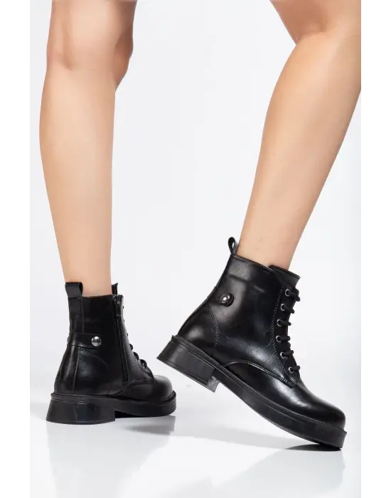 02-2003 Siyah Kırışık Rugan Bağcıklı Fermuarlı Günlük Kadın Bot