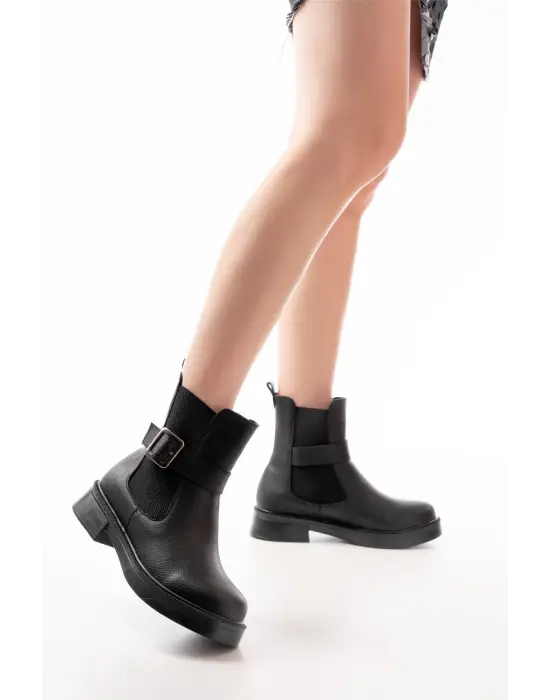 Siyah Toka Aksesuarlı Lastikli Günlük Kadın Bot