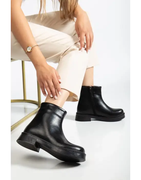 02-3033 Siyah Kırışık Rugan Fermuarlı Günlük Kadın Bot