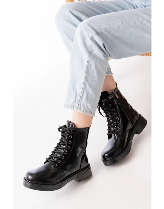 Siyah Rugan Düz Topuklu Bağcıklı Fermuarlı Günlük Kadın Bot