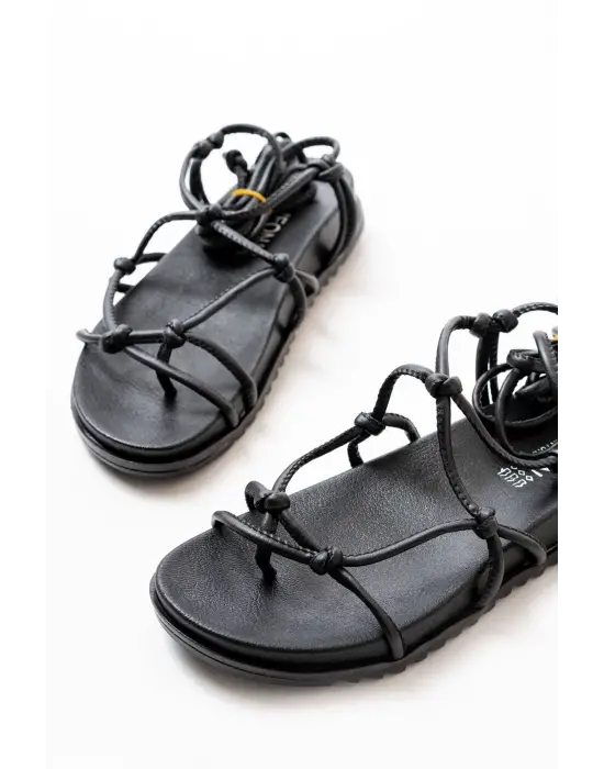 Siyah Bilekten Bağcıklı Kadın Sandalet