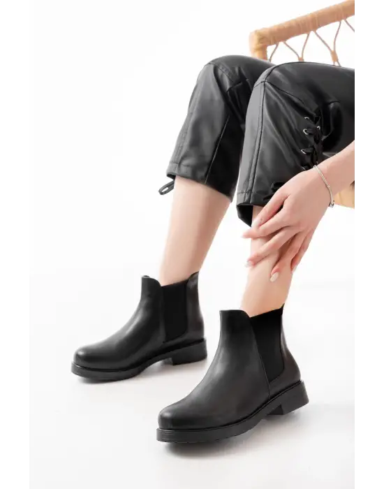 Siyah Lastikli Günlük Kadın Bot