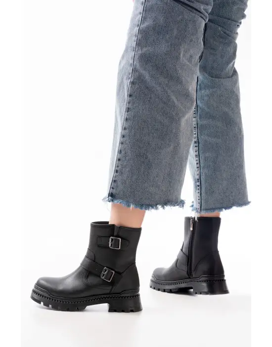 Siyah Tokalı Düz Topuklu Tokalı Fermuarlı Günlük Kadın Bot