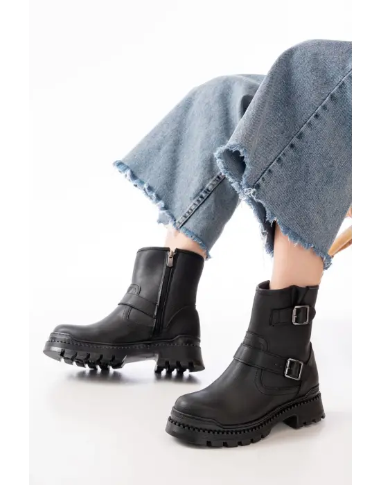 Siyah Tokalı Düz Topuklu Tokalı Fermuarlı Günlük Kadın Bot