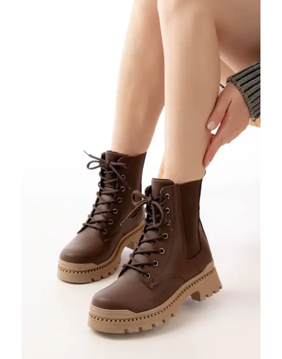 Kahverengi Düz Topuklu Bağcıklı Lastikli Günlük Kadın Bot