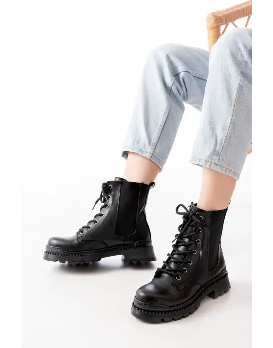 Siyah Düz Topuklu Bağcıklı Lastikli Günlük Kadın Bot