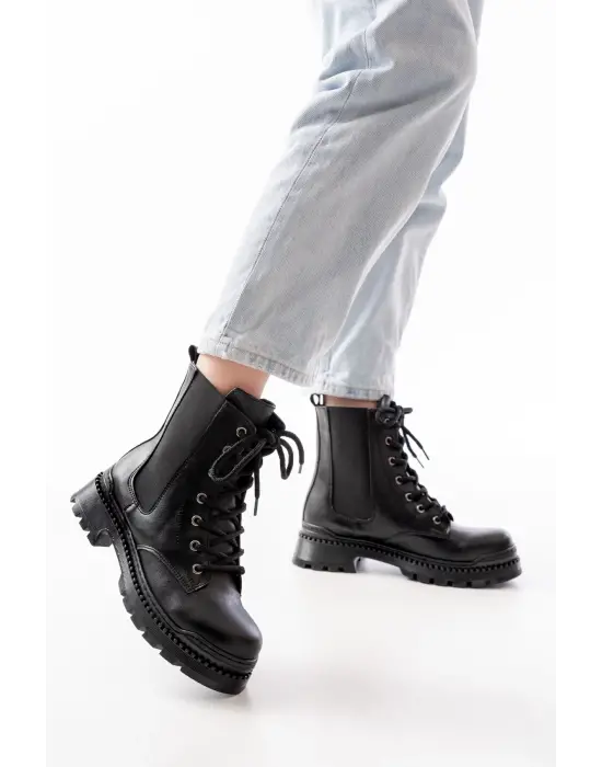 Siyah Düz Topuklu Bağcıklı Lastikli Günlük Kadın Bot